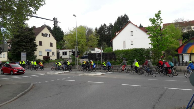 Mehr als 50 Radfahrer*innen bei „Critical Mass“ in Eningen